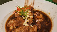 Buat penggemar iga, rawon ini pas banget jadi santapan nih. Itu daging iganya gede banget, kebayang ya enaknya. Foto ini milik netizen @micket.joeng. Foto: Instagram