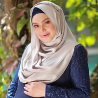 Sebelum melahirkan, Siti Nurhaliza sempat membuat video klip menyanyikan lagu khusus untuk buah hatinya. Di video itu, ia tampil manis dengan dress bernuansa biru dongker dan hijab satin.