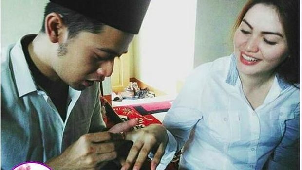 Foto yang disebut bukti nikah Kriss Hatta-Hilda Vitria.