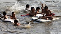Anak-anak asik bermain air di KBB.