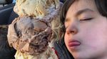 Ups! Lucunya Ekspresi Anak Ini Saat Bergaya dengan Makanan