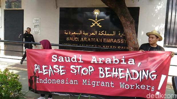  Kelompok aktivis buruh migran menggelar demonstrasi di depan Kedubes Arab Saudi untuk RI di Jl HR Rasuna Said, Jaksel, Selasa (20/3/2018)