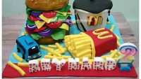 Kue ulang tahun buatan Sugar And Egg Cake ini cocok untuk pencinta junk food nih! Ada burger, cola dan kentang goreng. Foto: Instagram sugarandeggcake