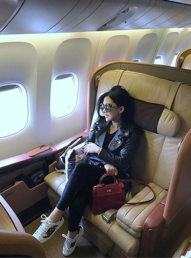 Tampil branded from head to toe diperlihatkan Syahrini saat berada di kursi first class pesawat. Pada foto ini dia memakai jaket dan sepatu Gucci serta tas Hermes oranye yang harganya hampir Rp 1 miliar. Foto: Instagram/princessyahrini
