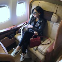 Tampil branded from head to toe diperlihatkan Syahrini saat berada di kursi first class pesawat. Pada foto ini dia memakai jaket dan sepatu Gucci serta tas Hermes oranye yang harganya hampir Rp 1 miliar. Foto: Instagram/princessyahrini