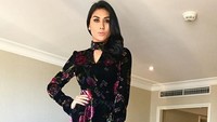 Melly Bradley yang juga sudah operasi total menjadi perempuan mengungkap Lucinta Luna adalah pria di masa lalu. Dia tak segan karena merasa juga netizen yang tertantang sayembara Lucinta Rp 1 M bagi siapapun yang membuktikan dirinya bukan cewek tulen. Foto: Instagram/melly.bradley