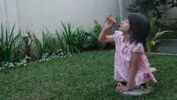 Bulan menuliskan hal itu disebuah kertas. Lalu surat tersebut di-posting ibundanya, Purwanti, ke media sosial.