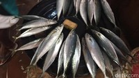Ikan segar beragam jenis dan ukuran. Dijual perikat, perbuah atau perkilogram. Uniknya pedagang membawa ikan berkeliling jadi tak perlu repot menyambangi kios ikan segar. Foto: detikfood