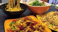 Mungkin ini saat di adik sedang berkata Wow! dan dengan cepat sang ayah mengabadikan momen tersebut. Sehingga ada foto keren ini! Sepertinya mereka sedang di restoran china, ya. Foto: Instagram @foodbabyny