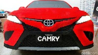 Camry yang terbuat dari Lego beratnya mencapai 2 ton, lebih berat 0,4 ton dari mobil aslinya. Foto: Toyota