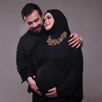 Ia tak melewatkan maternity shoot bersama sang suami. Ia memilih busana serba hitam dengan detail kalung yang membuat tampilannya jadi megah.  Foto: Instagram/ctdk