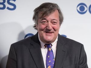 Aktor Stephen Fry Ceritakan Perjuangannya Melawan Kanker Prostat