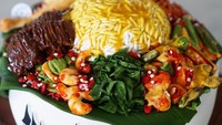 Yang satu ini benar-benar bikin nggak tega dimakan. BAKEAGOGO by Marsella Agatha membuat kue ulang tahun bentuk nasi Padang. Ada nasi putih, gulai, petai balado dengan udang, rendang, daun singkong, ayam pop, gulai tahu, acar dan bahkan jengkol balado. Keren! Foto: Instagram bakeagogo