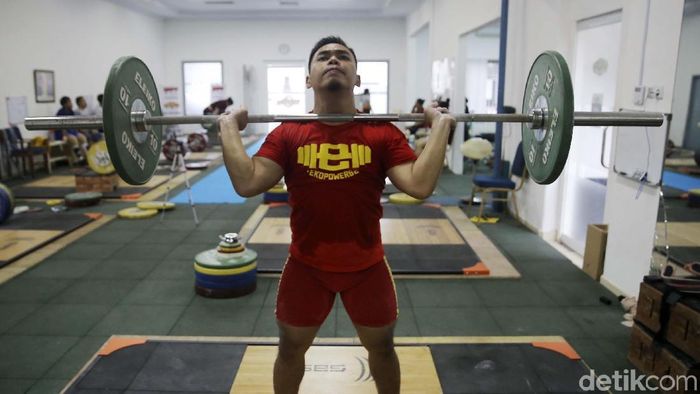Eko Yuli Irawan sedang berlatih di pelatnas angkat besi. (Agung Pambudhy/detikSport) Eko Yuli Irawan sedang berlatih di pelatnas angkat besi. (Agung Pambudhy/detikSport)