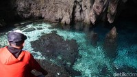 Berenang di Goa Hawang memang mengasyikkan. Airnya segar, jernih dan dingin. Jika masuk sampai ke dalam, konon akan tembus langsung ke laut (Wahyu/detikTravel)