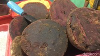 Pahangga, gula merah khas Gorontalo ini dibuat dari aren. Rasanya manis lembut sedikit asam. Bikin kopi dan kue-kue jadi wangi. Foto: detikfood