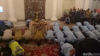 Usai menyampaikan sambutan, Anies dan Sandiaga melakukan syujud sukur. Sandiaga mengatakan sujud syukur merupakan idenya yang disetujui Anies.