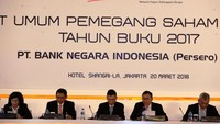 Direktur Utama BNI Achmad Baiquni (dua kanan) didampingi Direktur Hubungan Kelembagaan BNI Adi Sulistyowati (kiri), Direktur Bisnis Kecil  & Jaringan BNI Catur Budi Harto (dua kiri), Wakil Direktur Utama BNI Herry Sidharta (tengah), dan Direktur Treasury & International Banking BNI Rico Rizal Budidarmo (kanan) mengumumkan hasil RUPS di Jakarta, Selasa (20/3/2018). Istimewa/BNI.