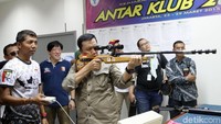 Saat peninjauan, Menpora sempat mencoba menembak.