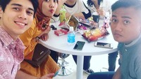 Hangout bersama saudara, Maxime terlihat asyik berfoto dengan aneka camilan dan minuman ringan. Foto: Instagram @bouttier_maxime