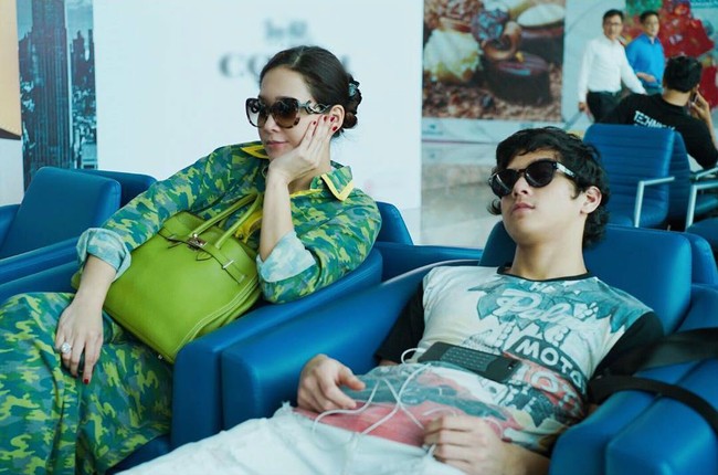 Berfoto di ruang tunggu bandara bersama putranya Al Ghazali, Maia membawa tas Hermes Birkin berwarna hijau seharga ratusan juta rupiah. Foto: Instagram @maiaestiantyreal