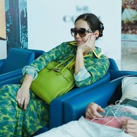 Berfoto di ruang tunggu bandara bersama putranya Al Ghazali, Maia membawa tas Hermes Birkin berwarna hijau seharga ratusan juta rupiah. Foto: Instagram @maiaestiantyreal