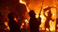Di hari terakhir festival ini, monumen-monumen tersebut dibakar. (Foto: Dok. REUTERS/Heino Kalis)