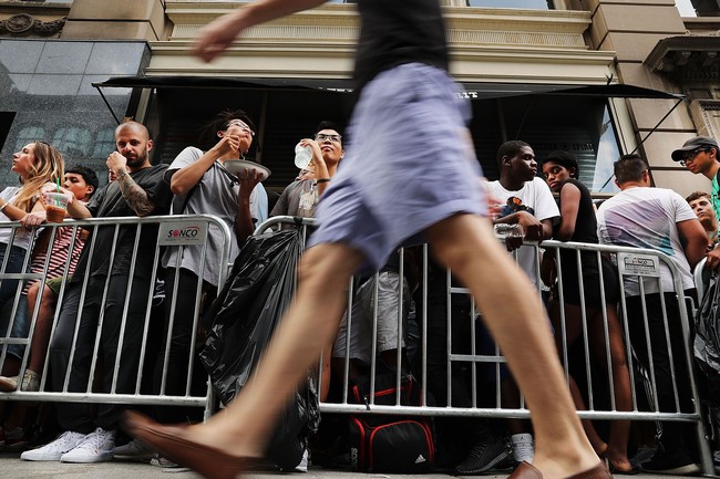 Demi mendapatkan sneakers impiannya, kaum hypebeast biasanya rela antre berjam-jam di hari peluncuran. Mereka juga rela membayar lebih untuk sepatu yang tidak diproduksi lagi. (Foto: Getty Images)