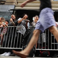 Demi mendapatkan sneakers impiannya, kaum hypebeast biasanya rela antre berjam-jam di hari peluncuran. Mereka juga rela membayar lebih untuk sepatu yang tidak diproduksi lagi. (Foto: Getty Images)