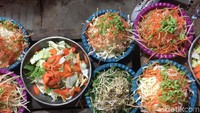 Ini racikan sayuran untuk sop atau tumisan. Tinggal pilih yang diiris kasar, besar atau halus. Campuran sayurnya juga bisa dipilih. Praktis ya? Foto: detikfood