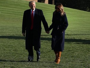 Pakai Sepatu Rp 22 Juta, Melania Trump Hampir Terjatuh