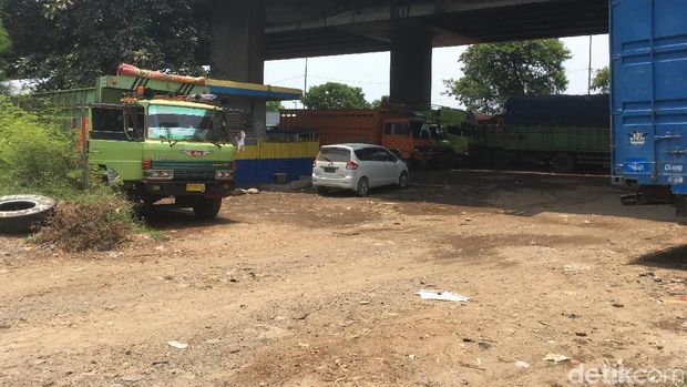 Ada Parkir Truk liar di Kolong Tol Kalijodo