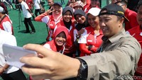 Sebelum meninggalkan Pelatnas Panahan, Imam Nahrawi berselfie dengan para atlet.