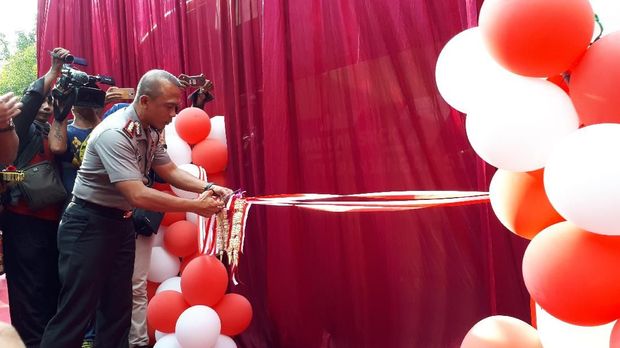 Kombes Pol Rudi menggunting pita peluncuran bus 'Polisi Suroboyo Sobo Kelurahan' (Foto: Zaenal Effendi)