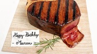 Bi Be Bi Cakes membuat cake bentuk steak juicy dengan tingkat kematangan medium-rare. Lihat deh, irisan dagingnya betul-betul persis asli dengan warna kemerahan di tengahnya. Foto: Instagram bibebicakes