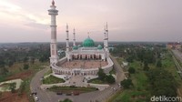 Pembangunan Masjid Agung Madani ini dimulai pada tahun 2008 dengan anggaran APBD mencapai Rp 400 miliar. Penggunaannya diresmikan oleh bupati Rokan Hulu pada 6 Agustus 2010 (Okta Marfianto/detikTravel)  