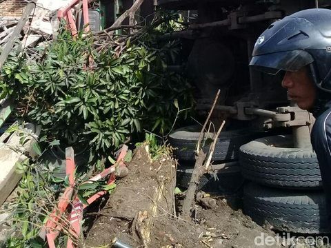 Penampakan Usai Truk Rem Blong Hajar Motor dan Mobil di Brebes