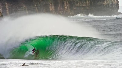 Ketika Gulungan Ombak Laut Memukau Mata
