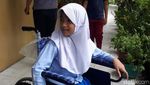 Foto: Ekspresi Bulan saat Coba Kursi Roda dari Jokowi