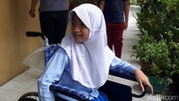 Bulan hanya cukup belajar satu semester saja. Anak bungsu dari tiga bersaudara ini langsung naik ke kelas II. Begitu juga saat duduk di bangku kelas dua, lagi-lagi Bulan hanya belajar satu semester. Setelah itu dia duduk di bangku kelas III.