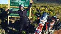 Step Jeavons merupakan seorang wanita Inggris berumur 42 tahun. Waktu muda, ia memiliki mimpi untuk melakukan ekspedisi dunia dengan menggunakan motor trail 250cc. (stephjeavons/Instagram)