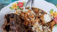Wah sepiring nasi rawon ini terlihat menggoda banget nih. Rawon ini postingan @sonyadesilian, cocok buat makan siang ya? Foto: Instagram