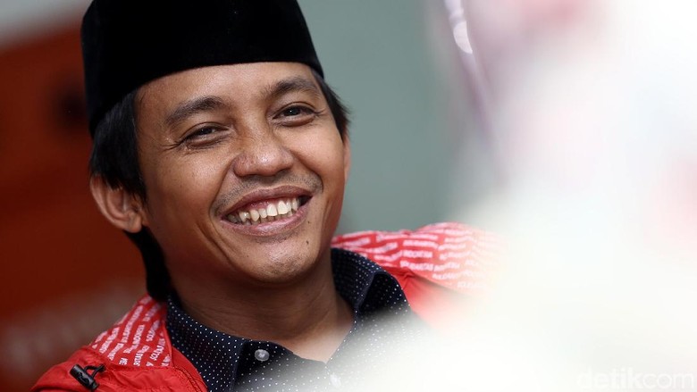 Luhut-Sri Mulyani Dilaporkan soal Pose 1 Jari, PSI: Berlebihan! Luhut-Sri Mulyani Dilaporkan soal Pose 1 Jari, PSI: Berlebihan!