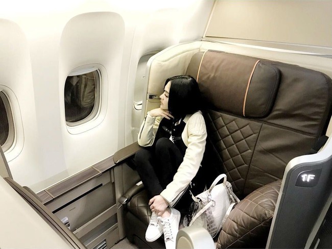 Berpergian ke Singapura untuk melakukan cek kesehatan, Syahrini duduk manja di kursi first class pesawat yang terbang dari Tokyo, Jepang. Tas Hermes Birkin Himalayan Nilo Crocodile yang harganya mencapai Rp 2 miliar menjadi teman perjalanannya. Foto: Instagram/princessyahrini
