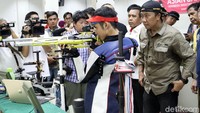Seorang atlet terlihat sangat berkonsentrasi dalam sesi latihan yang digelar di Senayan, Jakarta, Selasa (20/3/2018).