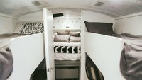Anak-anak memiliki empat tempat tidur susun yang nyaman di dalam bus. Istimewa/Inhabitat.