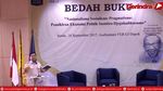 Momen Prabowo Tunjukkan Novel Tentang Indonesia Bubar 2030
