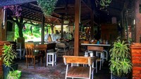 Selain rumah Doraemon, ada juga tempat bersantap yang nyaman di kafe ini. Foto: Instagram @unclealim.