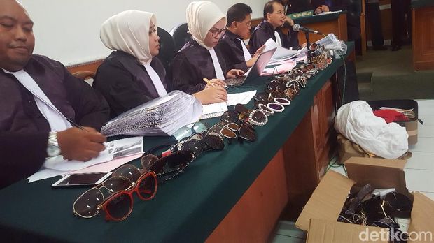 Kacamata bos First Travel ditunjukkan jaksa dalam sidang lanjutan di PN Depok, Rabu (21/3/2018)