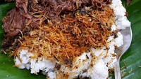 Ini adalah nasi Krawu MbukSu yang berada di Raya Darmo Permai III no. 2. Seporsi nasi ini dibandrol dengan harga Rp 20.000. Foto: Instagram @astridmimilicious